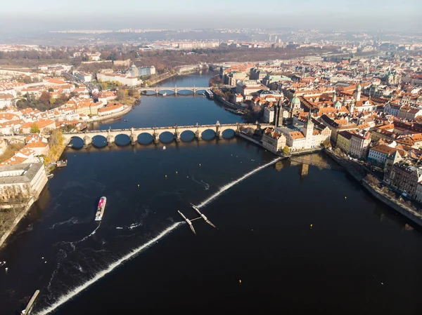 Veduta aerea drone Praga, Repubblica Ceca. Ponte Carlo (Karluv Most) Torre della Città Vecchia fiume Moldava — Foto Stock