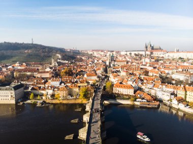 Hava dron görünümü Prag Kalesi ve Saint Vitus Katedrali panoramik görünümü, Çek Cumhuriyeti. Vltava Nehri