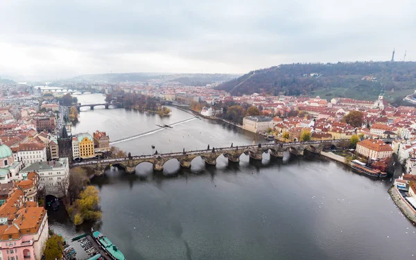 Hava dron görünümü Prag, Çek Cumhuriyeti. Charles Köprüsü (Karluv çoğu) eski şehir Kulesi Vltava Nehri
