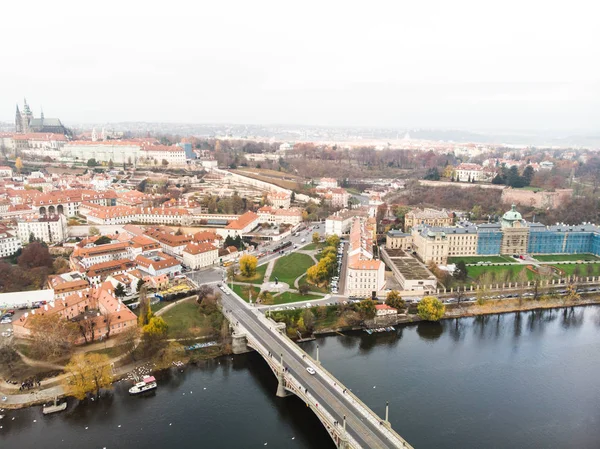 Vista aérea del dron Río Moldava Arquitectura de la antigua ciudad europea de Praga — Foto de Stock