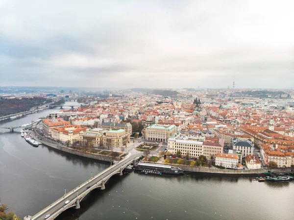 Veduta aerea drone del fiume Moldava Architettura dell'antica città europea di Praga — Foto Stock