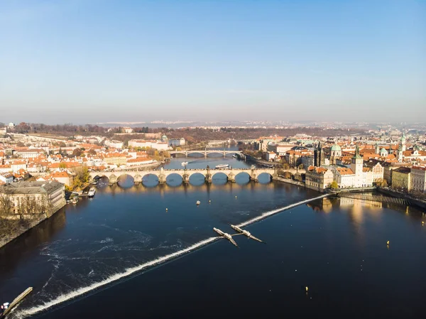 Hava dron görünümü Prag, Çek Cumhuriyeti. Charles Köprüsü (Karluv çoğu) eski şehir Kulesi Vltava Nehri — Stok fotoğraf