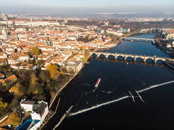 Hava dron görünümü Prag, Çek Cumhuriyeti. Charles Köprüsü (Karluv çoğu) eski şehir Kulesi Vltava Nehri — Stok fotoğraf