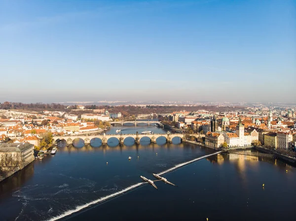 Aerial drönarvy Prag, Tjeckien. Karlsbron (Karluv Most) gamla stan Tower Vltava floden — Stockfoto