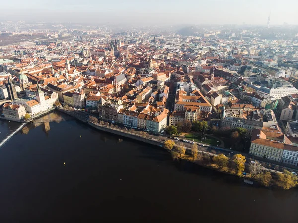 Vista aérea del dron Río Moldava Arquitectura de la antigua ciudad europea de Praga — Foto de Stock