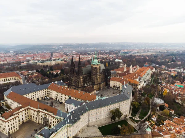 Hava dron görünümü Prag Kalesi ve Saint Vitus Katedrali panoramik görünümü, Çek Cumhuriyeti. Vltava Nehri — Stok fotoğraf