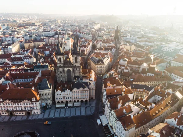 Luftaufnahme mit Drohne Prag Altstadtplatz Tschechische Republik Kirche unserer Dame vor tyn — Stockfoto
