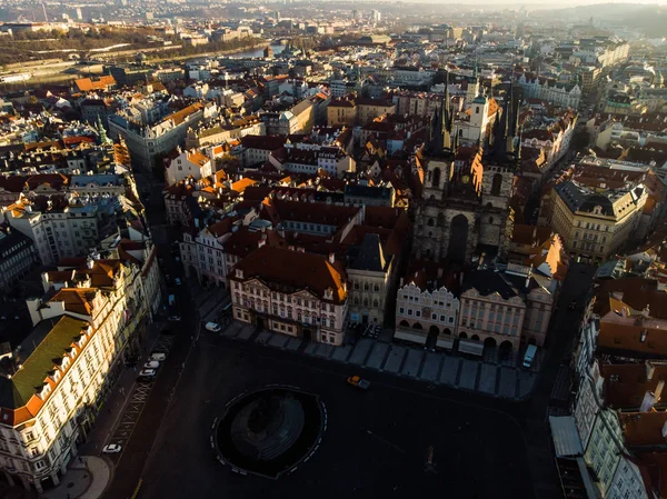 Luftaufnahme mit Drohne Prag Altstadtplatz Tschechische Republik Kirche unserer Dame vor tyn — Stockfoto