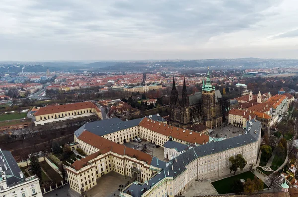 Hava dron görünümü Prag Kalesi ve Saint Vitus Katedrali panoramik görünümü, Çek Cumhuriyeti. Vltava Nehri — Stok fotoğraf