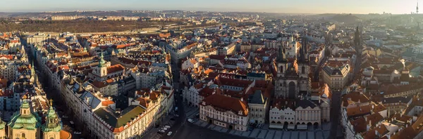 Luftaufnahme mit Drohne Prag Altstadtplatz Tschechische Republik Kirche unserer Dame vor tyn panorama — Stockfoto