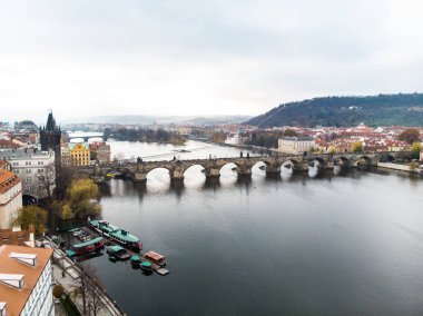 Hava dron görünümü Prag, Çek Cumhuriyeti. Charles Köprüsü (Karluv çoğu) eski şehir Kulesi Vltava Nehri