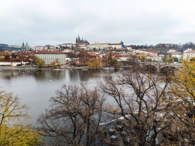 Hava dron görünümü Prag Kalesi ve Saint Vitus Katedrali panoramik görünümü, Çek Cumhuriyeti. Vltava Nehri