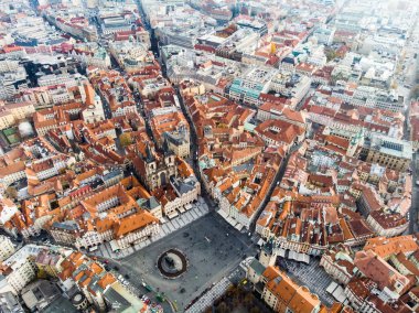 Hava dron görünümü Prag Eski Şehir Meydanı Çek Cumhuriyeti kilise of Our Lady önce Tyn