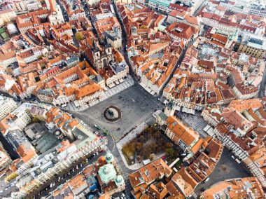 Hava dron görünümü Prag Eski Şehir Meydanı Çek Cumhuriyeti kilise of Our Lady önce Tyn