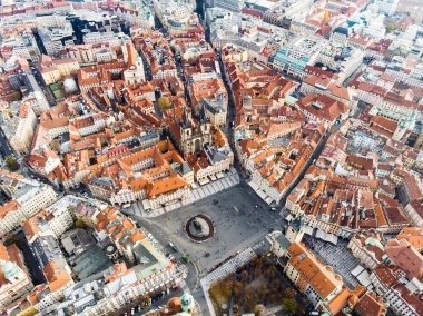 Hava dron görünümü Prag Eski Şehir Meydanı Çek Cumhuriyeti kilise of Our Lady önce Tyn