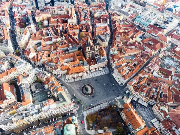 Letecká dron pohled Praha Staré město náměstí Česká republika kostel z Panny Marie před Tyn — Stock fotografie