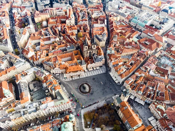 Letecká dron pohled Praha Staré město náměstí Česká republika kostel z Panny Marie před Tyn — Stock fotografie