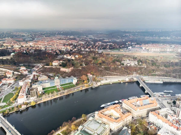 Veduta aerea drone fiume Moldava Architettura dell'antica città europea di Praga — Foto Stock