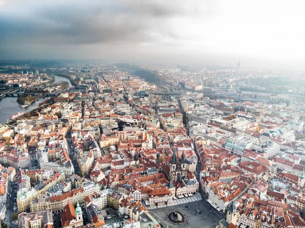 Letecká dron pohled Praha Staré město náměstí Česká republika kostel z Panny Marie před Tyn — Stock fotografie