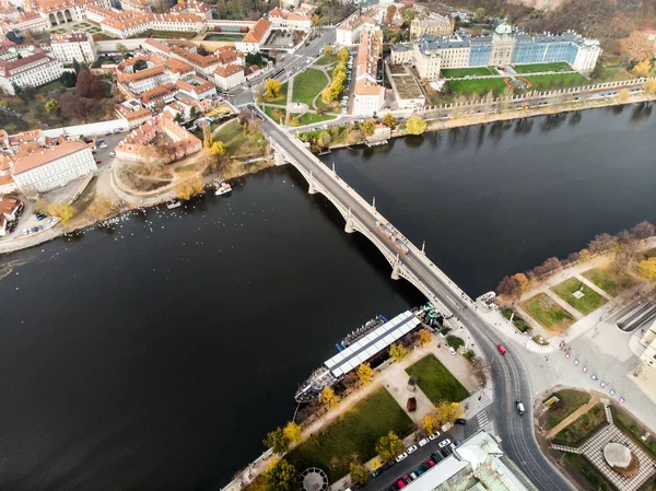 Veduta aerea drone fiume Moldava Architettura dell'antica città europea di Praga — Foto Stock