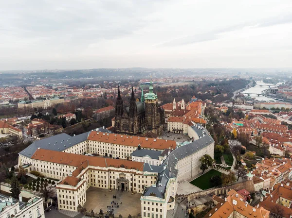 Letecká dron pohled na Pražský hrad a Saint Vitus Cathedral panoramatický pohled, Česká republika. Řeka Vltava — Stock fotografie