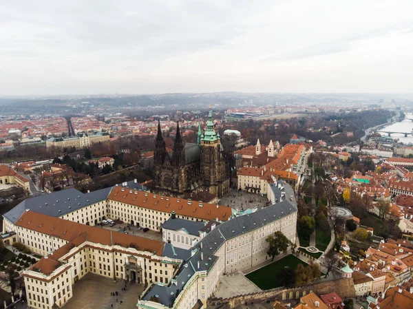 Hava dron görünümü Prag Kalesi ve Saint Vitus Katedrali panoramik görünümü, Çek Cumhuriyeti. Vltava Nehri — Stok fotoğraf
