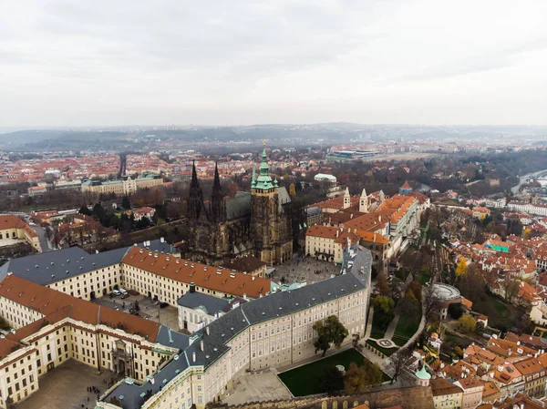 Hava dron görünümü Prag Kalesi ve Saint Vitus Katedrali panoramik görünümü, Çek Cumhuriyeti. Vltava Nehri — Stok fotoğraf