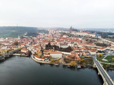 Hava dron görünümü Prag Kalesi ve Saint Vitus Katedrali panoramik görünümü, Çek Cumhuriyeti. Vltava Nehri