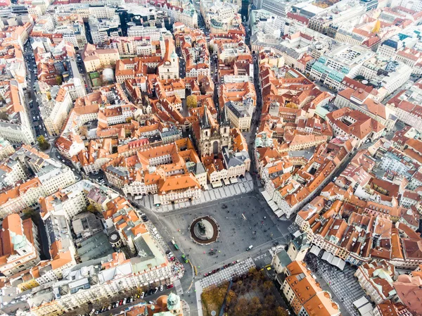 Letecká dron pohled Praha Staré město náměstí Česká republika kostel z Panny Marie před Tyn — Stock fotografie