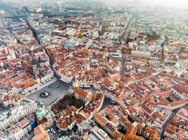 Letecká dron pohled Praha Staré město náměstí Česká republika kostel z Panny Marie před Tyn — Stock fotografie