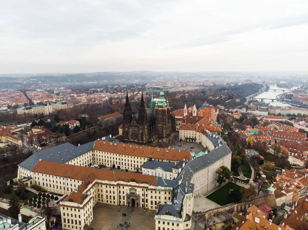 Hava dron görünümü Prag Kalesi ve Saint Vitus Katedrali panoramik görünümü, Çek Cumhuriyeti. Vltava Nehri — Stok fotoğraf