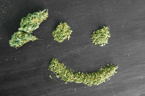 Erba comune Macro di germogli di cannabis marijuana con tricomi — Foto Stock