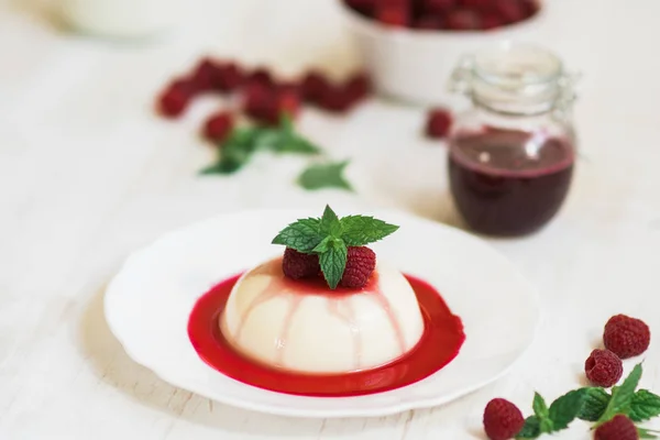 Panakota with raspberries and mint. Summer dessert. Light background. Close up. — Stock Photo, Image