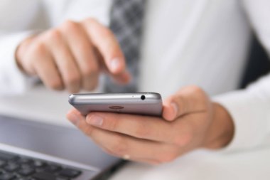 Akıllı telefon ve Internet ticareti. Online ödeme telefon aracılığıyla. Online ticaret. Online ödeme. Genç işadamı Smartphone onun elinde.