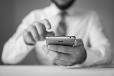 Akıllı telefon ve Internet ticareti. Malların online ödeme. Genç işadamı onun elinde banka kredi kartıyla. Online ödeme telefon aracılığıyla. Online Döviz Alım Satım ticaret.