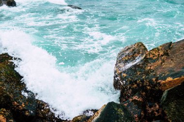 Doğrudan atış açık denizde köpüklü Akdeniz deniz suyu, yakın çekim