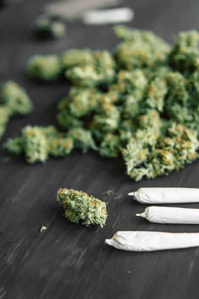 Macro de bourgeons de cannabis marijuana avec trichomes et mauvaises herbes écrasées — Photo