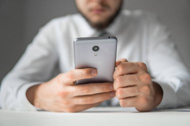 Akıllı telefon ve Internet ticareti. Malların online ödeme. Online Döviz Alım Satım ticaret. Online ödeme telefon aracılığıyla. Onun elinde banka kredi kartıyla genç işadamı.