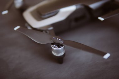 Siyah bir tabloda yeni bir siyah dron. Dronlar yaşam ve Sanayi kullanarak kavramı. makro Ayrıntılar motoru ve pervane. Uzay kopyalayın. Yenilik fotoğraf kavramı. Dostum renk.