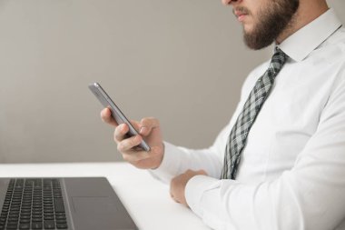 Akıllı telefon ve Internet ticareti. Online ödeme telefon aracılığıyla. Online ticaret. Online ödeme. Genç işadamı Smartphone onun elinde.