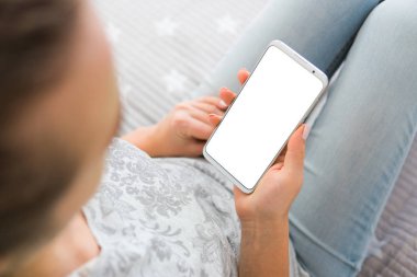 beyaz perde smartphone. Kadının görüntüsünü mockup holding cep telefonu eller. Chroma anahtar. yakın çekim.