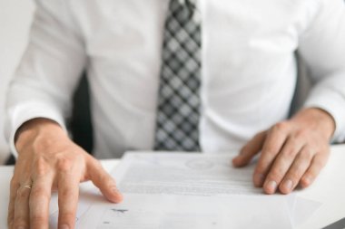 Açık renkli. Mali iş. İşadamı ofis işleri ile bilgisayar ofis işleri tablo. Genç işadamı sakallı. Bir dizüstü bilgisayar ile çalışmak.