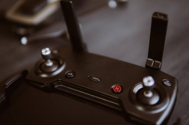 Yenilik fotoğraf kavramı. Renk dostum. Dronlar yaşam ve sanayi kullanarak kavramı. Uzaktan kumanda ve smartphone makro Ayrıntılar kapatın. Kopya alanı.