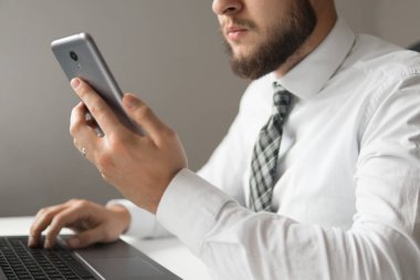 Beyaz arka plan. Online alışveriş. gönderen e-posta, hareket eden telefon. Telefonu kapatın. Office iş kavramı. İşadamı bir akıllı telefon kullanır.