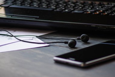 Üstten görünüm. Makro çekim Smartphone ve Laptop siyah arka plan. Moody renk dostum. iş kavramı.