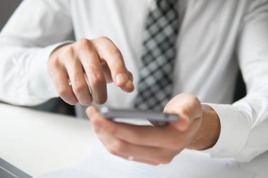 Açık renkli. Mali iş. İşadamı ofis işleri ile bilgisayar ofis işleri tablo. Bir dizüstü bilgisayar ile çalışır. Genç işadamı sakallı.