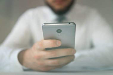 İşadamı bir akıllı telefon kullanır. Telefonu kapatın. Beyaz arka plan. Office iş kavramı. Online alışveriş. gönderen e-posta, cep telefonu.