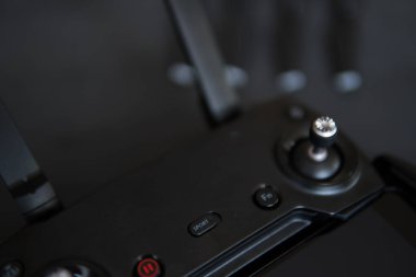 Dronlar yaşam ve sanayi kullanarak kavramı. Yenilik fotoğraf kavramı. Uçağı kontrol etmek için makro kumandayla antenler ve bir akıllı telefon. Moody renk .