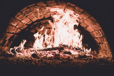Koyu arka plan. Bir yanan fırında pişirme kavramları. Yakın çekim. Fırında yangın. Kömürlerin pizza. dostum renk