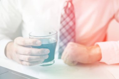 Office iş kavramı. Belgelerle çalışma iş adamı. Telefonu kapatın. Beyaz arka plan. Gönderen e-posta, hareket eden telefon. Sabah kahve ışık sızıntıları